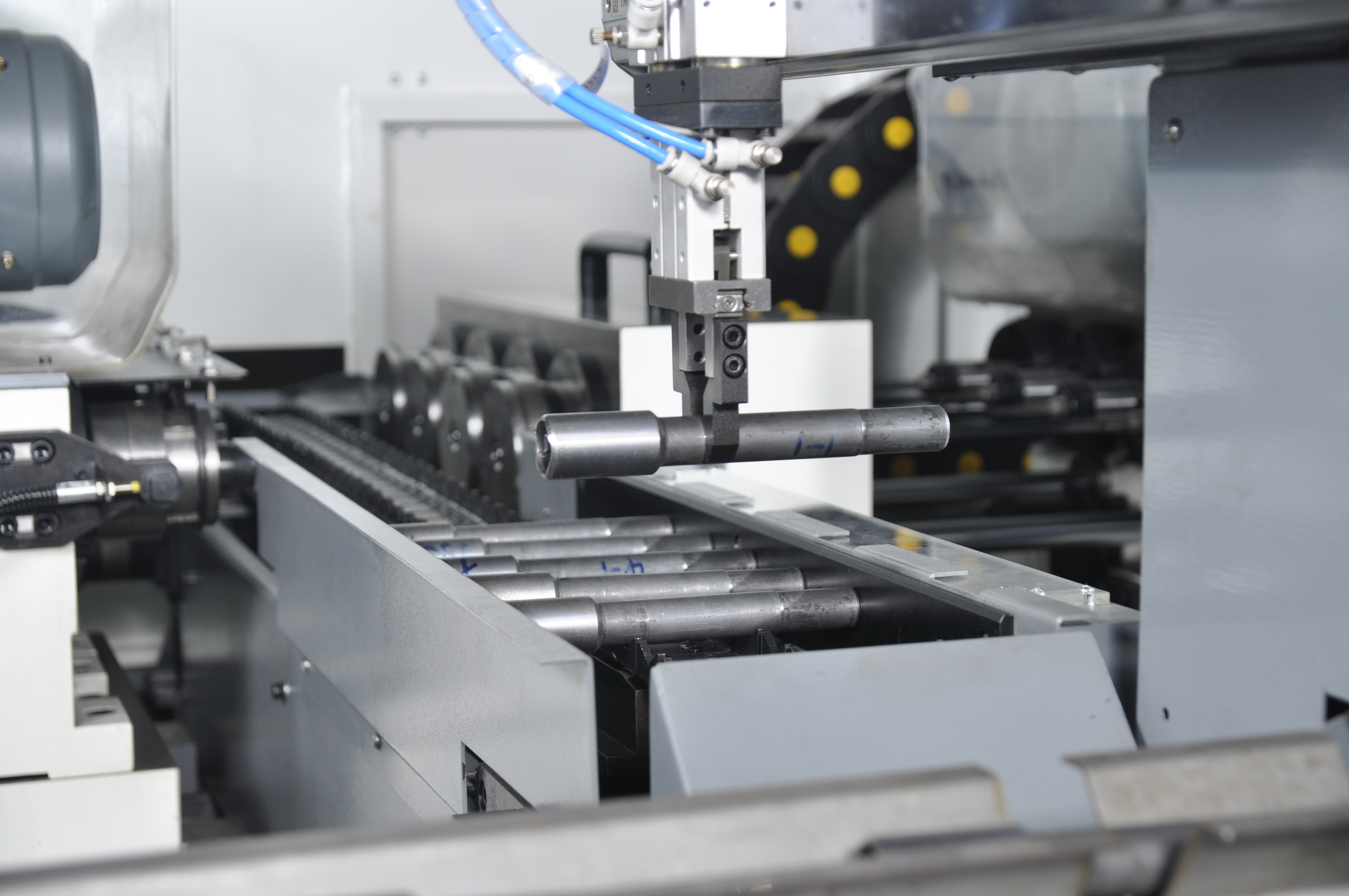 ZK2115×4BC/500A 深孔鉆床配置桁架機(jī)械手，加工輸入軸單機(jī)自動(dòng)化