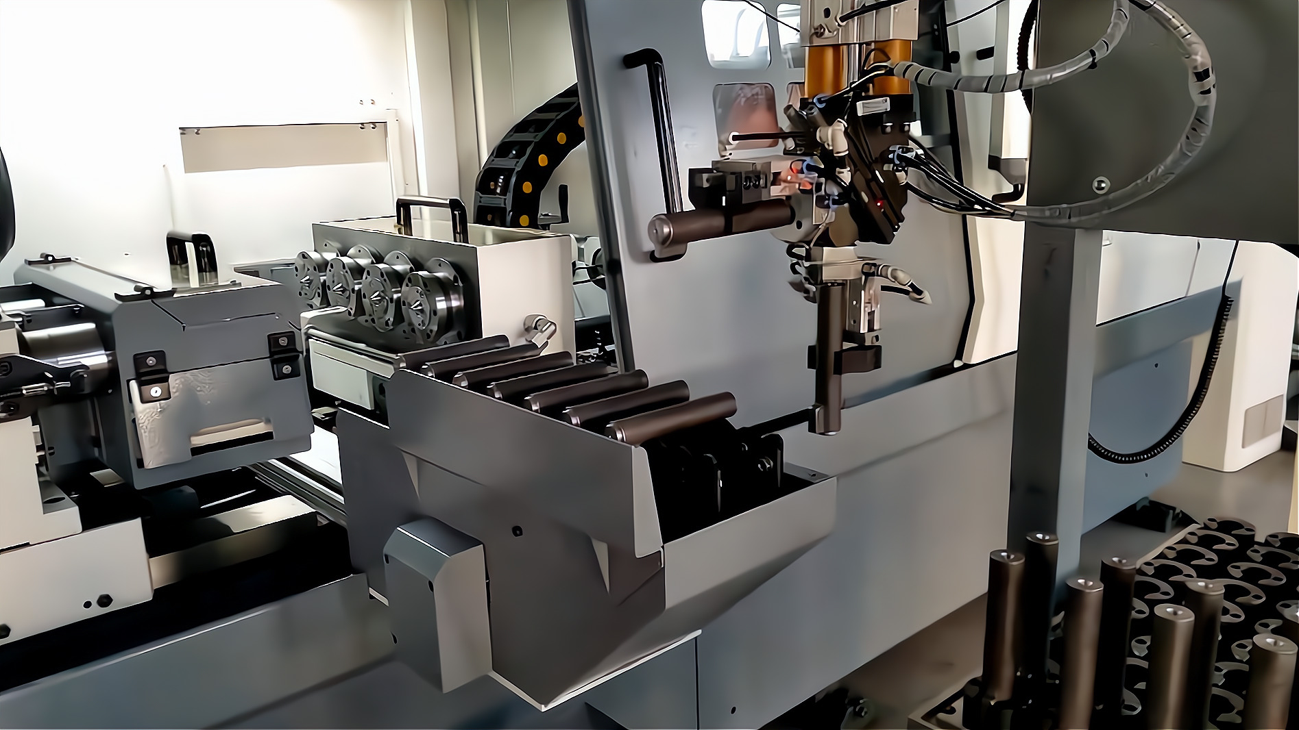 ZK2115×4B/500A 深孔鉆床配置桁架機(jī)械手，加工手槍槍管單機(jī)自動(dòng)化